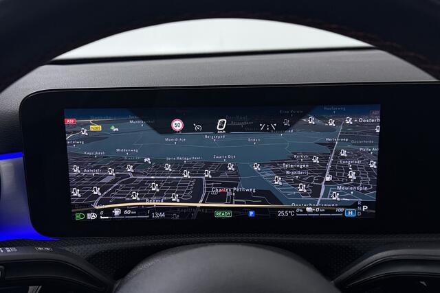 Mercedes-Benz A-KLASSE 250 e AMG Line (PANORAMADAK, STOELVERWARMING, SFEERVERLICHTING, PARKEERSENSOREN)
