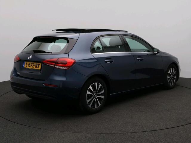 Mercedes-Benz A-KLASSE 180 Business Solution Panorama Schuif-Kanteldak | Ledkoplampen | Stoelverwarming | Parkeerpakket met achteruitrijcamera. Inclusief 24 maanden MB Certified garantie voor Europa.