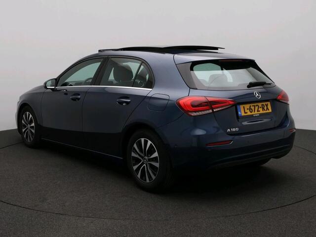 Mercedes-Benz A-KLASSE 180 Business Solution Panorama Schuif-Kanteldak | Ledkoplampen | Stoelverwarming | Parkeerpakket met achteruitrijcamera. Inclusief 24 maanden MB Certified garantie voor Europa.