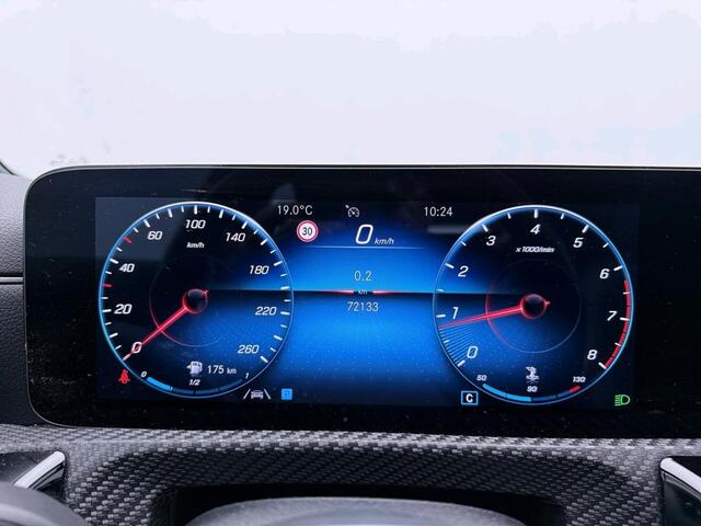 Mercedes-Benz A-KLASSE 180 Business Solution Panorama Schuif-Kanteldak | Ledkoplampen | Stoelverwarming | Parkeerpakket met achteruitrijcamera. Inclusief 24 maanden MB Certified garantie voor Europa.