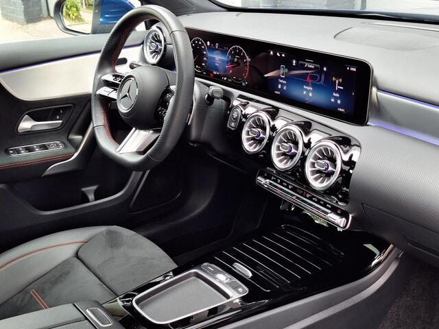 Mercedes-Benz A-KLASSE 180 Star Edition AMG | Panoramadak | Achteruitrijcamera | Sfeerverlichting | Stoelverwarming | Winter Pakket incl. Stuurwielverwarming | MULTIBEAM LED Koplampen | Dodehoekassistentie | Elektrisch Inklapbare Buitenspiegels | Parkeersensoren Rondom | Keyless-GO | Privacy Glas Achter