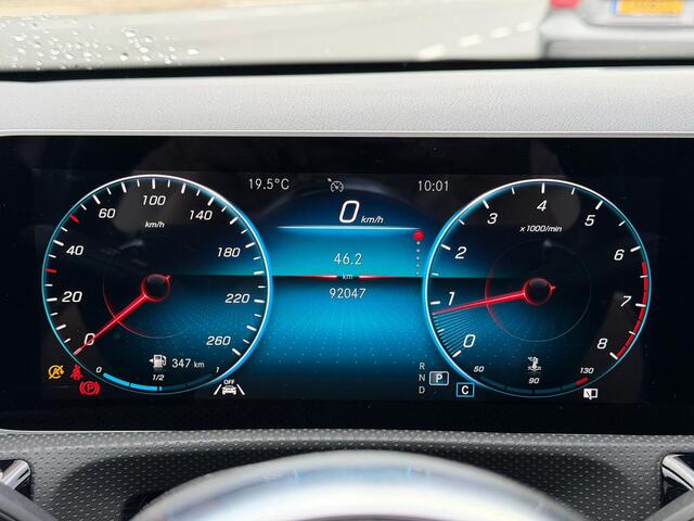 Mercedes-Benz A-KLASSE 200 Business Solution AMG Upgrade | Panoramadak | Stoelverwarming | Cruise Control | Navigatie | Camera | LED High Performance | Keyless | Ambiance Verlichting | Parkeersensoren |