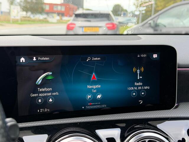 Mercedes-Benz A-KLASSE 200 Business Solution AMG Upgrade | Panoramadak | Stoelverwarming | Cruise Control | Navigatie | Camera | LED High Performance | Keyless | Ambiance Verlichting | Parkeersensoren |