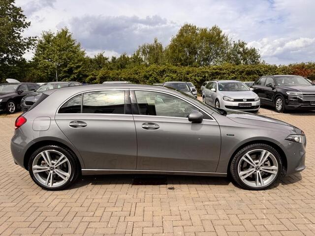 Mercedes-Benz A-KLASSE 250 e ** MULTIBEAM LED, PANO, LEDER, MEMORY, 19-inch LMV, 2-zone AIRCO, ACC ** UNFALLFREI ** ** INFORMEER OOK NAAR ONZE AANTREKKELIJKE FINANCIAL-LEASE TARIEVEN **