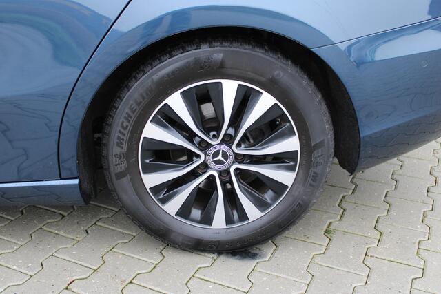 Mercedes-Benz A-KLASSE 180 Business Solution | Incl. 12 maanden garantie | Cruise control | Climate control | Apple carplay/Android auto | DAB radio | Navigatie | Parkeercamera | Lane assist |