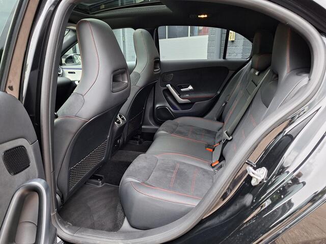 Mercedes-Benz A-KLASSE 180 AMG Line | Panoramadak | Achteruitrijcamera | Sfeerverlichting | Stoelverwarming | Advanced Sound System | Dodehoekassistentie | Keyless-GO | Parkeersensoren Rondom | Privacy Glas Achter