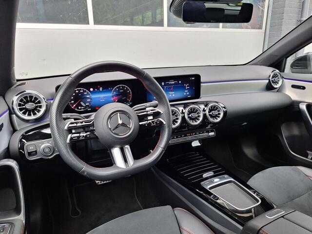 Mercedes-Benz A-KLASSE 180 AMG Line | Panoramadak | Achteruitrijcamera | Sfeerverlichting | Stoelverwarming | Advanced Sound System | Dodehoekassistentie | Keyless-GO | Parkeersensoren Rondom | Privacy Glas Achter