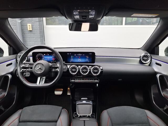Mercedes-Benz A-KLASSE 180 AMG Line | Panoramadak | Achteruitrijcamera | Sfeerverlichting | Stoelverwarming | Advanced Sound System | Dodehoekassistentie | Keyless-GO | Parkeersensoren Rondom | Privacy Glas Achter