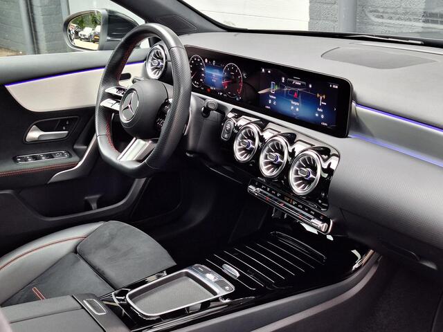 Mercedes-Benz A-KLASSE 180 AMG Line | Panoramadak | Achteruitrijcamera | Sfeerverlichting | Stoelverwarming | Advanced Sound System | Dodehoekassistentie | Keyless-GO | Parkeersensoren Rondom | Privacy Glas Achter