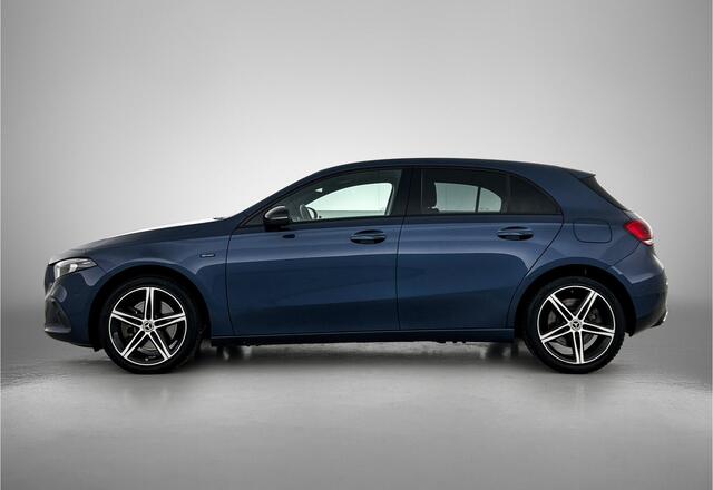 Mercedes-Benz A-KLASSE 250 e Business Solution AMG Limited | AMG-Line exterieur | Achteruitrijcamera | Sfeerverlichting | Stoelverwarming |Trekhaak | NIghtpakket | 24 Maanden Mercedes-Benz Certified Garantie