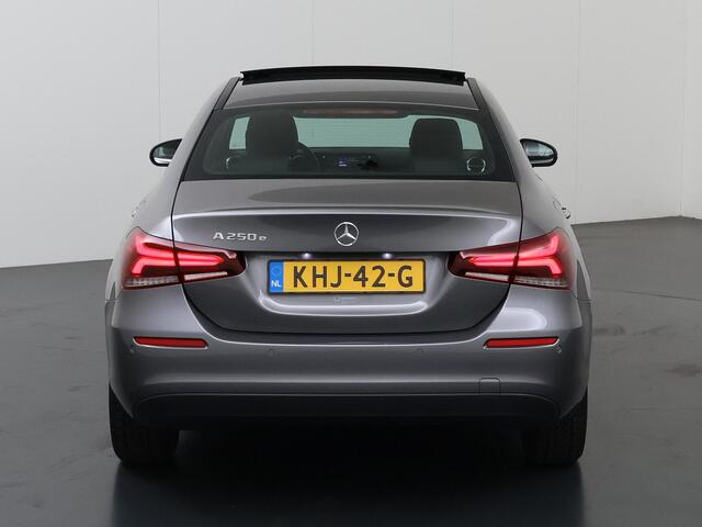 Mercedes-Benz A-KLASSE 250 e | Panoramadak | Sfeerverlichting | Stoelverwarming | Multibeam |