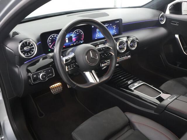 Mercedes-Benz A-KLASSE 180 Business Solution AMG | Panoramadak | Night pakket | Sfeerverlichting |