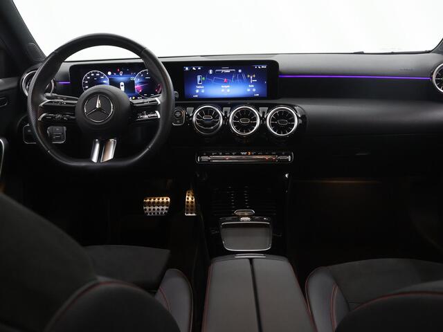 Mercedes-Benz A-KLASSE 180 Business Solution AMG | Panoramadak | Night pakket | Sfeerverlichting |