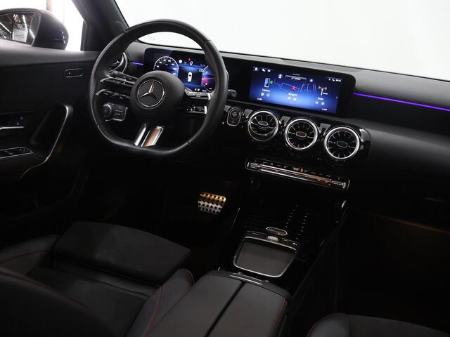 Mercedes-Benz A-KLASSE 180 Business Solution AMG | Panoramadak | Night pakket | Sfeerverlichting |