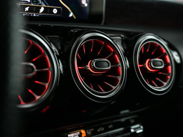 Mercedes-Benz A-KLASSE 250 Premium Plus | AMG Line | Panoramadak | Led | Burmester | Stoelverwarming | Ambiance Interieur | Keyless Entry |