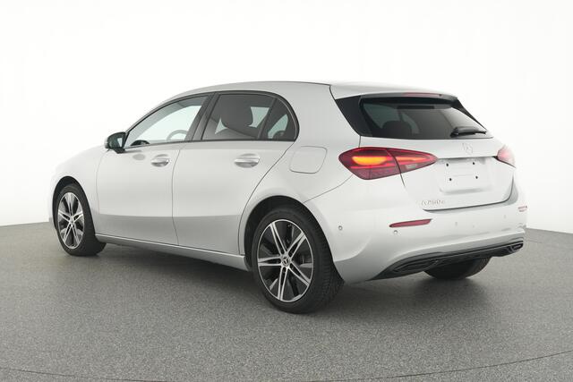 Mercedes-Benz A-KLASSE 250 e Plug-In Hybride Night Pakket | 18 Inch Velgen | Ledkoplampen | Memory stoelen | Stoelverwarming | Sfeerverlichting. Inclusief 24 maanden MB Certified garantie voor Europa.