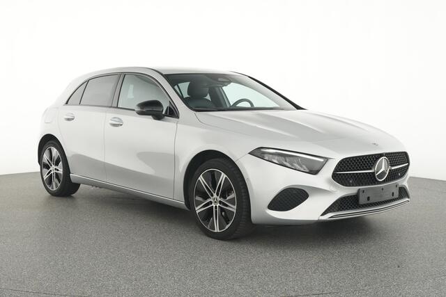 Mercedes-Benz A-KLASSE 250 e Plug-In Hybride Night Pakket | 18 Inch Velgen | Ledkoplampen | Memory stoelen | Stoelverwarming | Sfeerverlichting. Inclusief 24 maanden MB Certified garantie voor Europa.