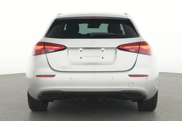 Mercedes-Benz A-KLASSE 250 e Plug-In Hybride Night Pakket | 18 Inch Velgen | Ledkoplampen | Memory stoelen | Stoelverwarming | Sfeerverlichting. Inclusief 24 maanden MB Certified garantie voor Europa.