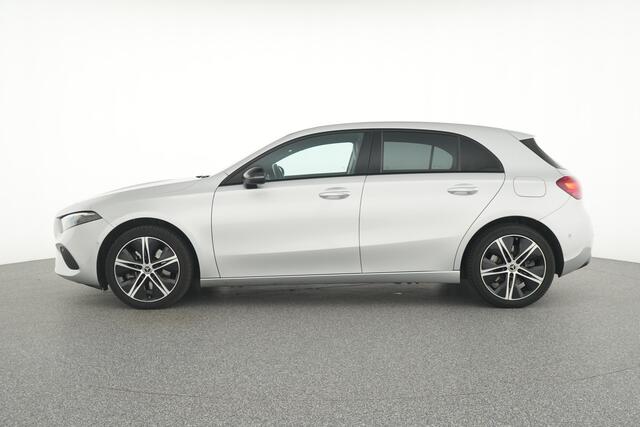Mercedes-Benz A-KLASSE 250 e Plug-In Hybride Night Pakket | 18 Inch Velgen | Ledkoplampen | Memory stoelen | Stoelverwarming | Sfeerverlichting. Inclusief 24 maanden MB Certified garantie voor Europa.