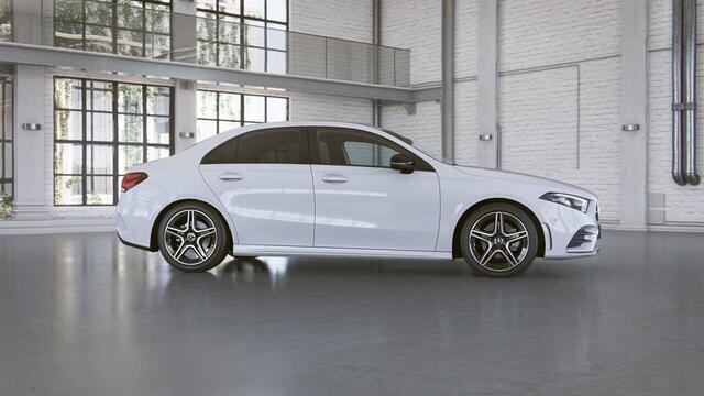 Mercedes-Benz A-KLASSE 200 Business Solution AMG | Night | Achteruitrijcamera | Sfeerverlichting | Privacybeglazing | Stoelverwarming | Apple Carplay |