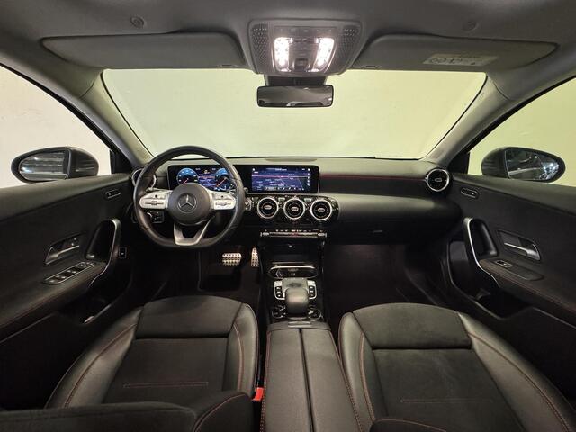 Mercedes-Benz A-KLASSE 200 AMG Upgrade | Panoramadak | Stoelverwarming | Navigatie | 1e eig.