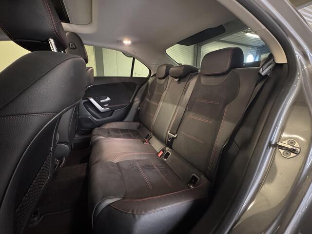 Mercedes-Benz A-KLASSE 200 AMG Upgrade | Panoramadak | Stoelverwarming | Navigatie | 1e eig.