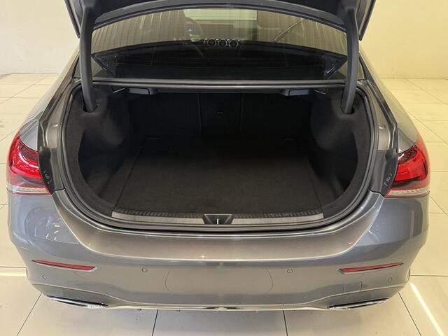 Mercedes-Benz A-KLASSE 200 AMG Upgrade | Panoramadak | Stoelverwarming | Navigatie | 1e eig.