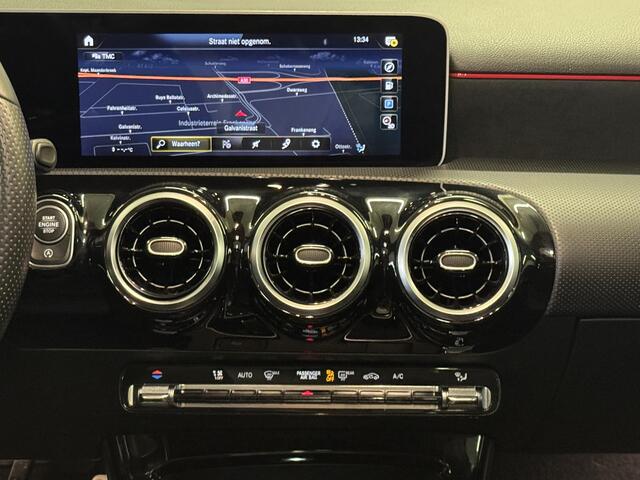 Mercedes-Benz A-KLASSE 200 AMG Upgrade | Panoramadak | Stoelverwarming | Navigatie | 1e eig.