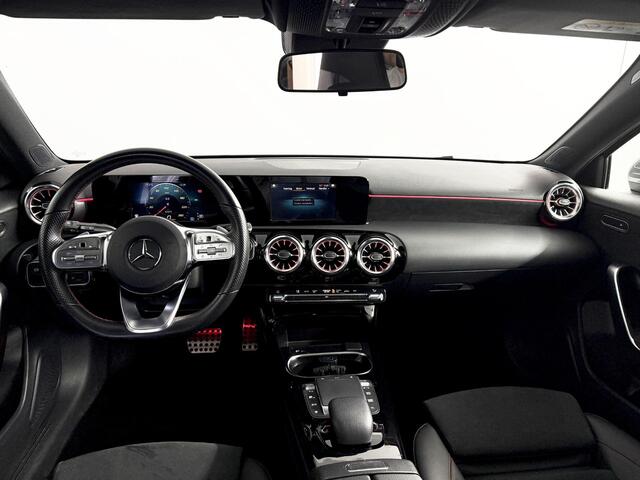 Mercedes-Benz A-KLASSE 180 Premium Plus / Pano / AMG / Camera / 19inch / Navigatie / 64.000km
