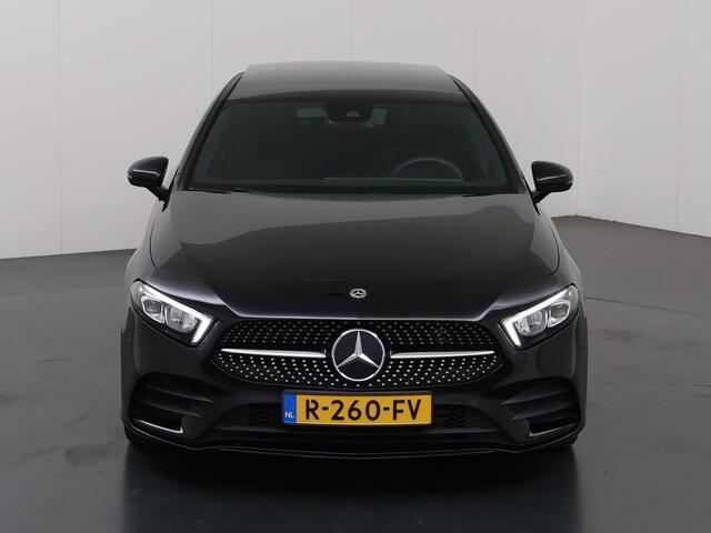 Mercedes-Benz A-KLASSE 180 AMG Line | Night | Panoramadak | Stoelverwarming | Widescreen |