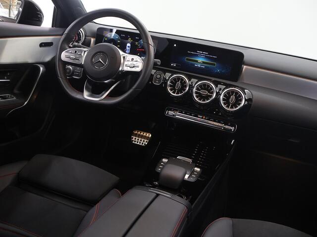 Mercedes-Benz A-KLASSE 180 AMG Line | Night | Panoramadak | Stoelverwarming | Widescreen |