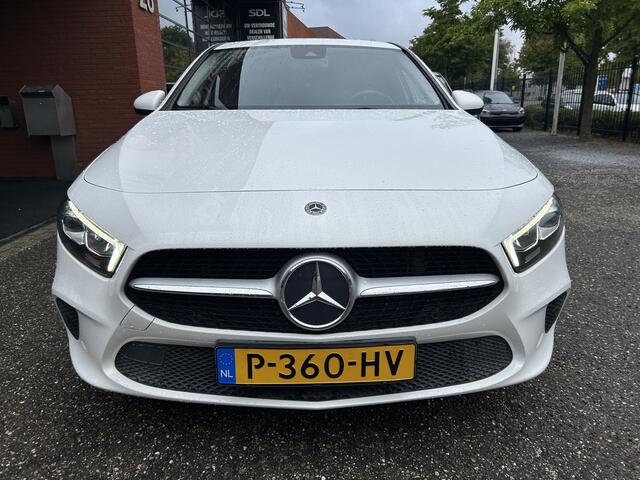 Mercedes-Benz A-KLASSE 200 Premium // FULL LED // MEMORY SEAT + STOELVERWARMING // PDC V+A // SFEERVERLICHTING // NAVI // CLIMA