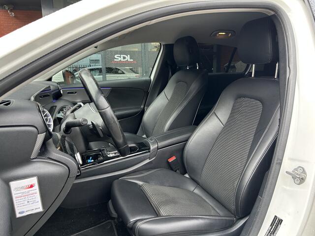 Mercedes-Benz A-KLASSE 200 Premium // FULL LED // MEMORY SEAT + STOELVERWARMING // PDC V+A // SFEERVERLICHTING // NAVI // CLIMA