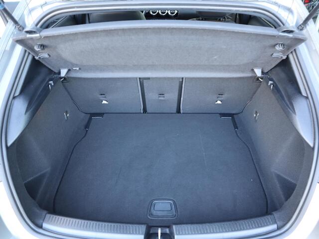 Mercedes-Benz A-KLASSE 180 Star Edition Luxury Line l Keyless l Achteruitrij camera l Stoelverwarming