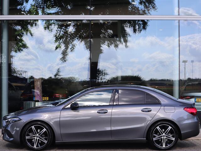 Mercedes-Benz A-KLASSE 180 Star Edition Luxury Line l Trekhaak l Achteruitrij camera l Stoelverwarming l Ambiente lichtpakket