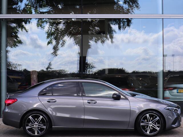 Mercedes-Benz A-KLASSE 180 Star Edition Luxury Line l Trekhaak l Achteruitrij camera l Stoelverwarming l Ambiente lichtpakket