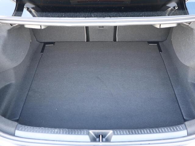 Mercedes-Benz A-KLASSE 180 Star Edition Luxury Line l Trekhaak l Achteruitrij camera l Stoelverwarming l Ambiente lichtpakket