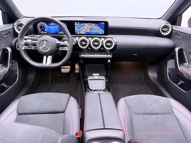 Mercedes-Benz A-KLASSE 250 e Business Solution AMG Trekhaak | AMG Line | Night Pakket | Panorama Schuif-Kanteldak | Sfeerverlichting. Inclusief 24 maanden Mercedes-Benz Certified garantie voor Europa.