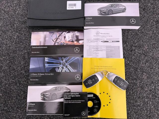 Mercedes-Benz A-KLASSE 250 e Business Solution AMG Trekhaak | AMG Line | Night Pakket | Panorama Schuif-Kanteldak | Sfeerverlichting. Inclusief 24 maanden Mercedes-Benz Certified garantie voor Europa.
