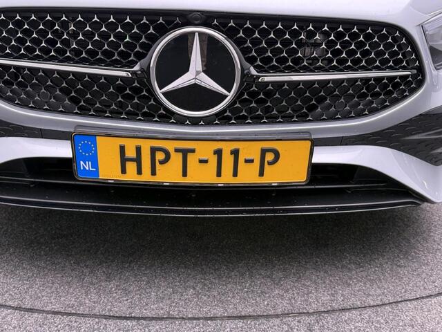 Mercedes-Benz A-KLASSE 250 e Business Solution AMG Trekhaak | AMG Line | Night Pakket | Panorama Schuif-Kanteldak | Sfeerverlichting. Inclusief 24 maanden Mercedes-Benz Certified garantie voor Europa.