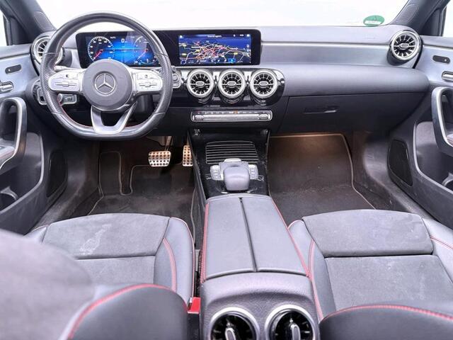 Mercedes-Benz A-KLASSE 180 Business Solution AMG AMG Line | Night Pakket | Panorama Schuif-Kanteldak | Sfeerverlichting | Stoelverwarming | Ledkoplampen. Inclusief 24 maanden Mercedes-Benz Certified garantie voor Europa.