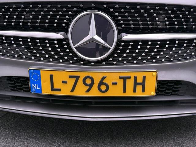 Mercedes-Benz A-KLASSE 180 Business Solution AMG AMG Line | Night Pakket | Panorama Schuif-Kanteldak | Sfeerverlichting | Stoelverwarming | Ledkoplampen. Inclusief 24 maanden Mercedes-Benz Certified garantie voor Europa.