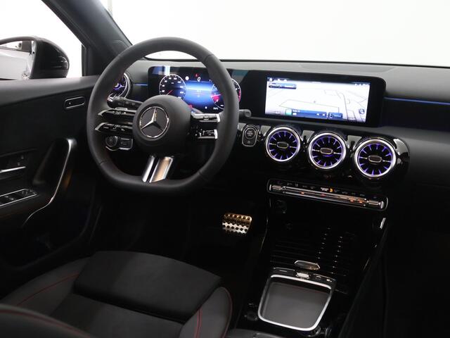 Mercedes-Benz A-KLASSE 180 Business Solution AMG | Panoramaschuifdak | Stoelverwarming | Achteruitrijcamera | MULTIBEAM LED |