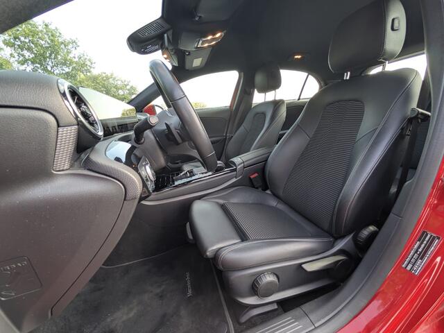 Mercedes-Benz A-KLASSE A200 | Urban | Stoelverw. | Cruise | Camera | Climate | LED | 17" velgen |