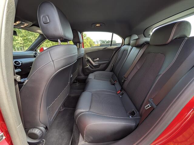 Mercedes-Benz A-KLASSE A200 | Urban | Stoelverw. | Cruise | Camera | Climate | LED | 17" velgen |