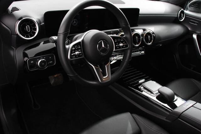 Mercedes-Benz A-KLASSE 180 7-DCT Progressive Style Plus Navigatie Climate Control Camera Led 17"Lichtmetalen velgen Dab Half Leder Cruise control