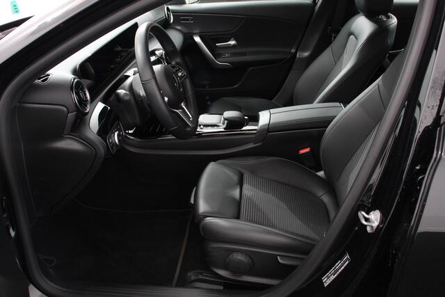 Mercedes-Benz A-KLASSE 180 7-DCT Progressive Style Plus Navigatie Climate Control Camera Led 17"Lichtmetalen velgen Dab Half Leder Cruise control