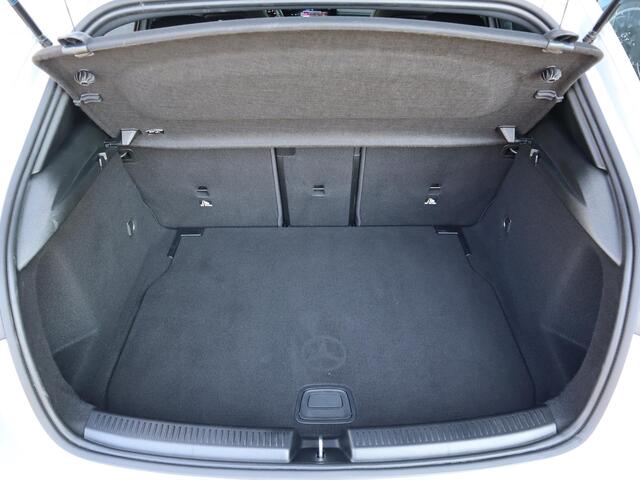 Mercedes-Benz A-KLASSE 180 AMG Line l Panorama dak l Keyless entry l Achteruitrij camera l Stoelverwarming