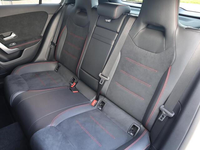 Mercedes-Benz A-KLASSE 180 AMG Line l Panorama dak l Keyless entry l Achteruitrij camera l Stoelverwarming
