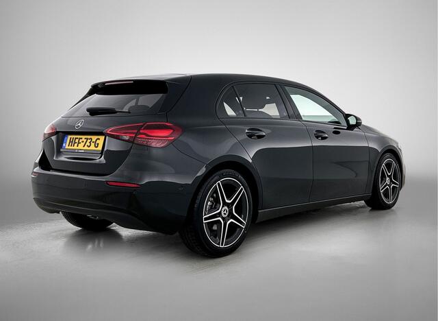 Mercedes-Benz A-KLASSE 180 Star Edition 13910 Km !!! | | Night pakket | Parkeersensoren | Spiegelpakket | Stoelverwarming | Dodehoek assistent Inclusief 24 maanden MB Certified garantie voor Europa.